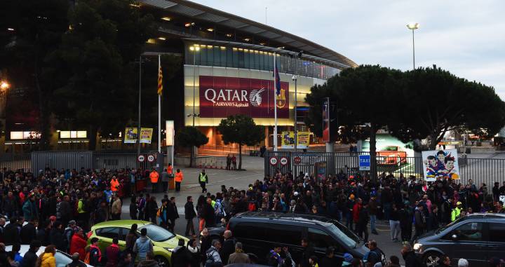 El acuerdo entre la aerolínea Qatar Airways por 35 millones de euros se considera un fracaso en Barcelona. En la imágen una panorámica del Camp Nou con Qatar Airways de fondo.