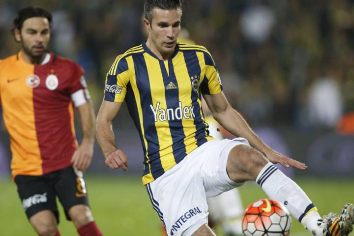 A Van Persie no le molestaría ser el cuarto delantero culé