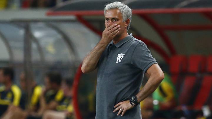 Mou cae en su primera salida en el banquillo del United