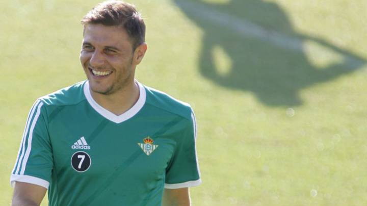 Joaquín y un golazo de Piccini dan otro triunfo al Betis