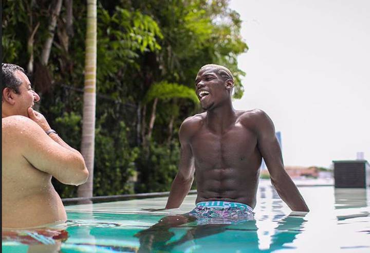 Pogba y Raiola hablan en la piscina... ¿de su próximo club?