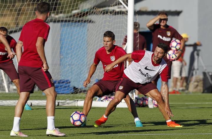Borja Bastón returns to training but Atlético future in the air