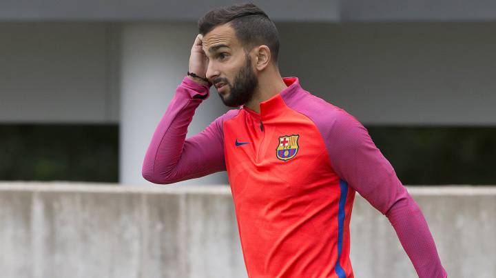 Barça's Martín Montoya close to joining Valencia