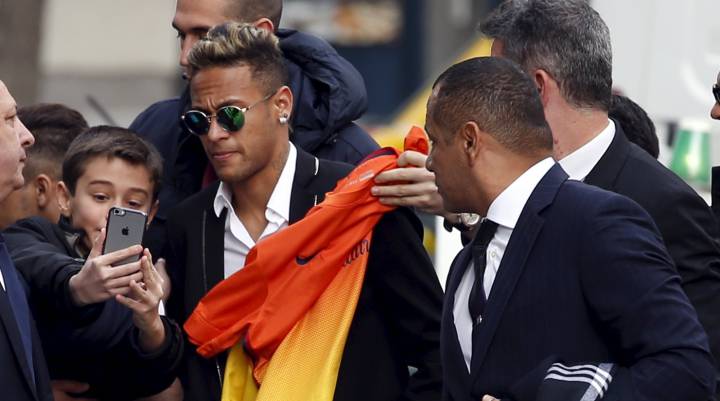Neymar fan arrested for sneaking in to Brazil team hotel