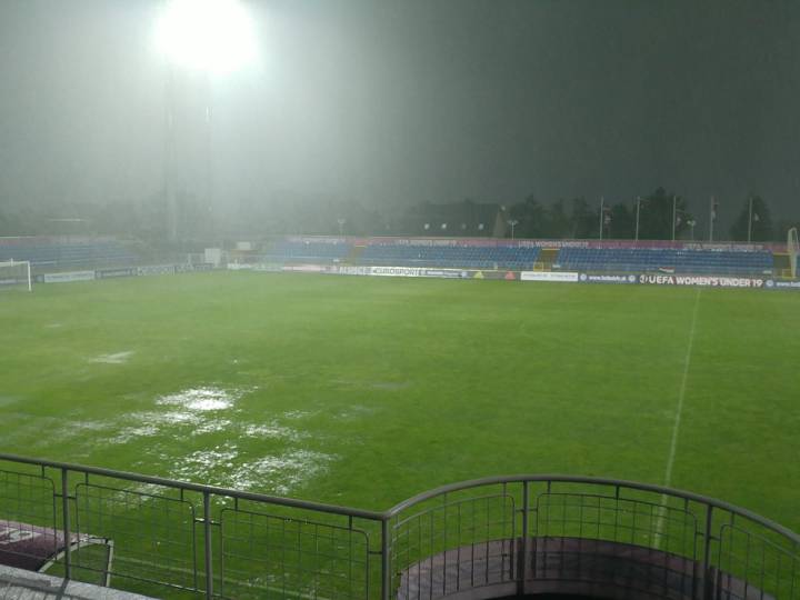 France - Spain final re-starts after two hour rain delay