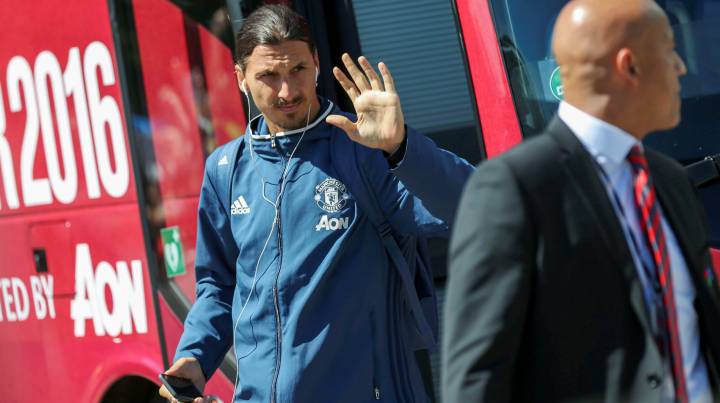 La última de Ibra: se va al hotel del City ¡porque tiene piscina!