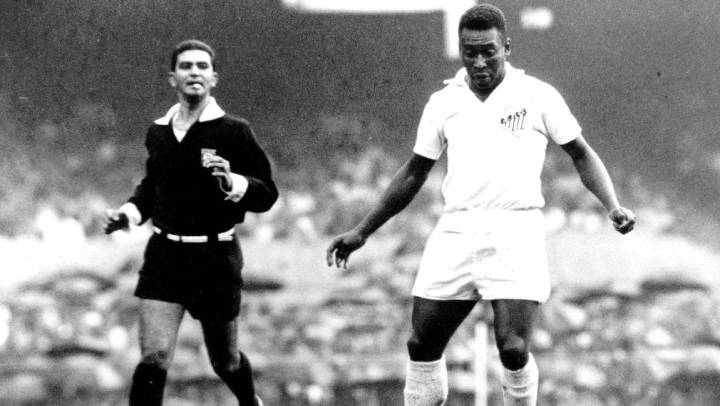 El futbolista brasileño Pelé con la camiseta del Santos.