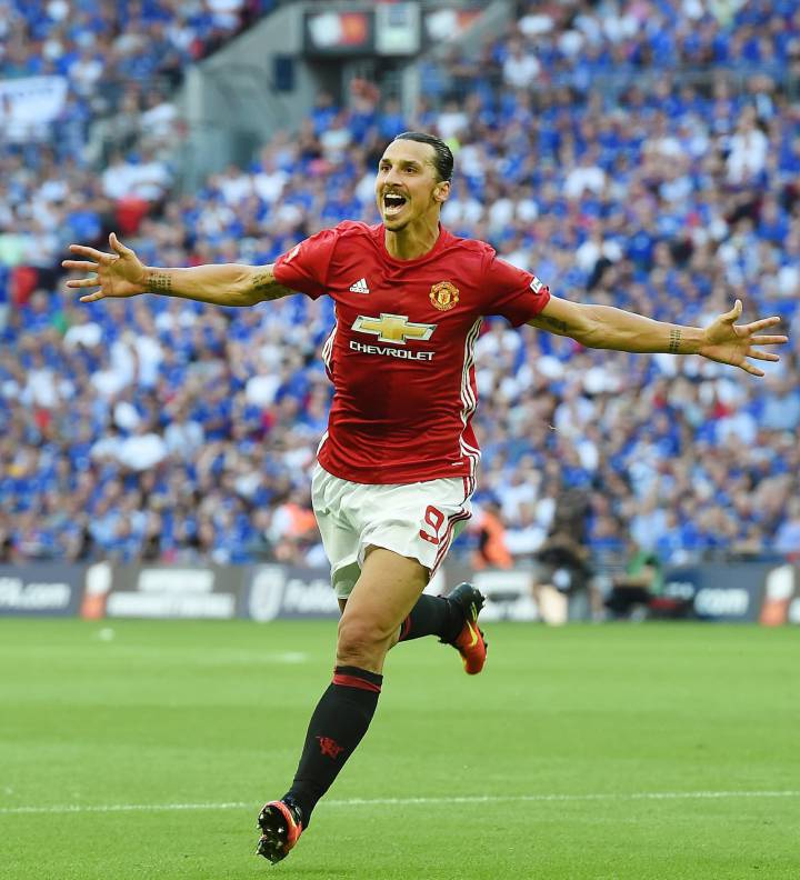 Ibrahimovic ya es el rey de Manchester: gol y primer título