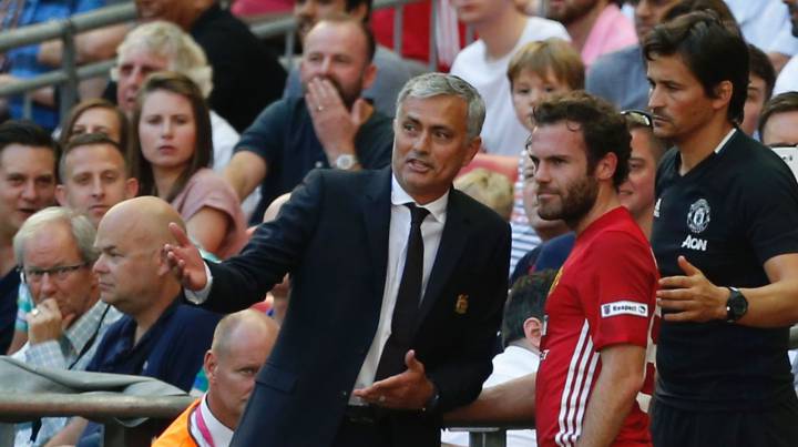 Mata convence a Mourinho y seguirá en el Manchester United