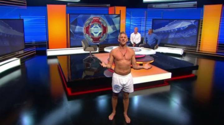 Linker había prometido presentar al programa 'Match of the Day' en calzones, ¡y lo hizo!