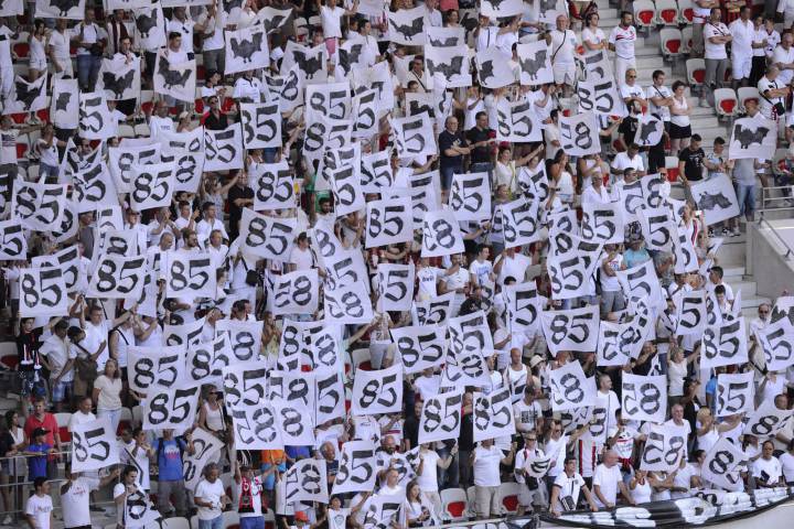 El estadio del Niza se cubre de blanco en honor a las víctimas