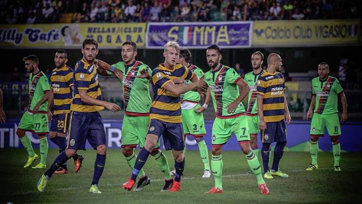El Verona sorprende y echa al Crotone; la Sampdoria cumple