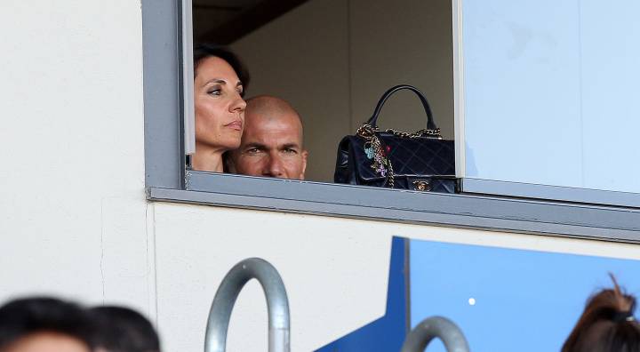 Zidane vivió de cerca la cuarta derrota del Castilla de Solari