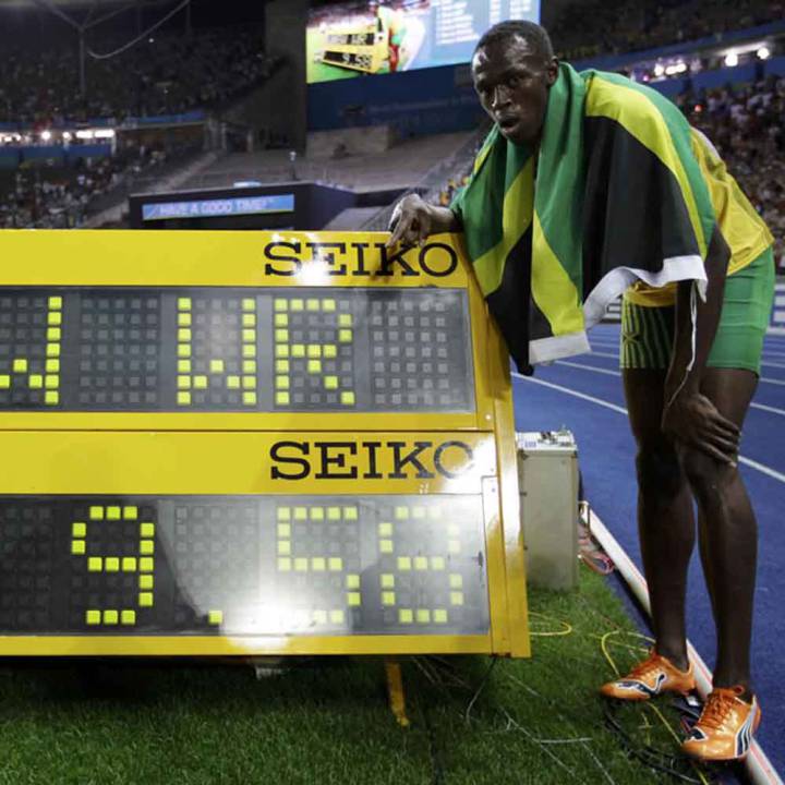 16-A: Bolt bate su récord de los 100 y lo deja en 9,58 (2009)