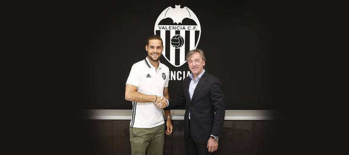 Mario firmó y está listo para el debut del Valencia en Mestalla