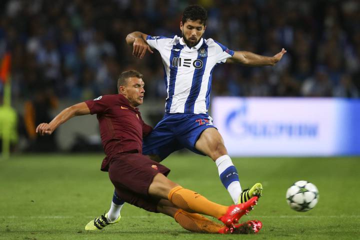 El Roma salva un empate en Oporto jugando con diez