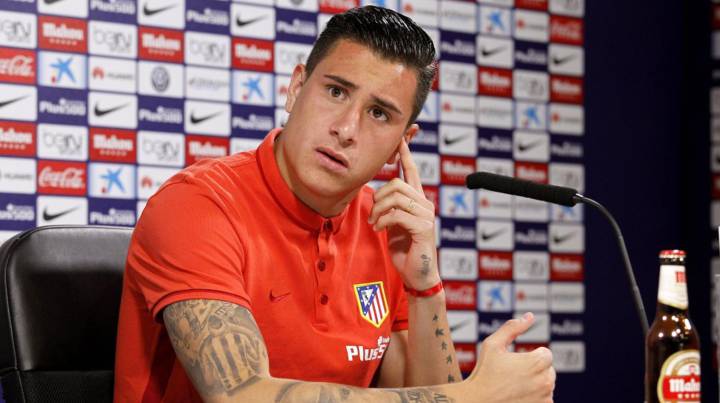 Atlético hang not for sale tag on "essential" Giménez