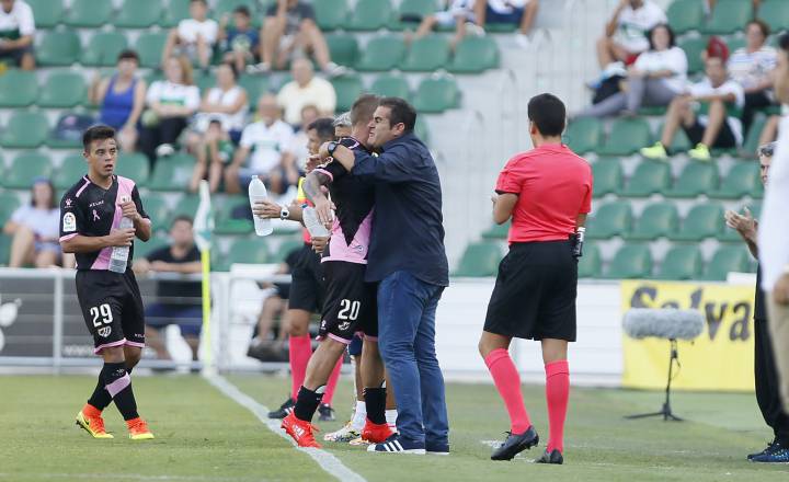 Sandoval le hizo debutar en Elche y es el octavo canterano al que da la alternativa en el Rayo tras Borja García, Juan Carlos, Lass, Alcañiz, Diego Benito, Diamanka y Rober Correa.