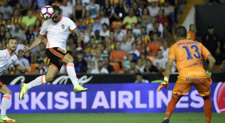 Alcácer divide al valencianismo por su flirteo con el Barça