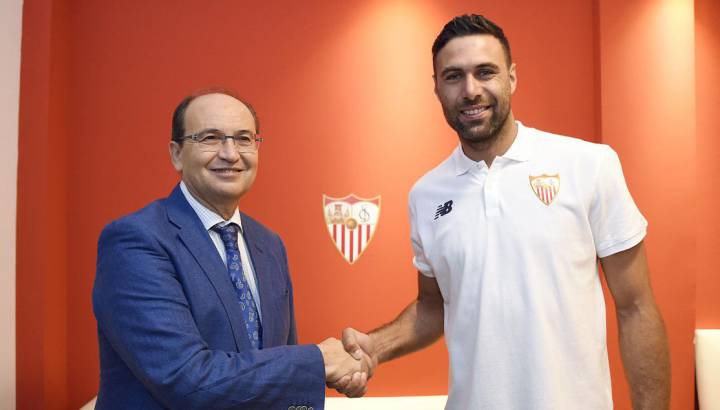 Sirigu: Sevilla confirm arrival of Italian goalkeeper