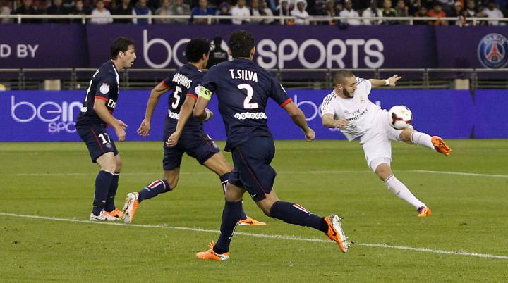 El PSG cocina una oferta por Benzema si Cavani se marcha