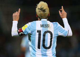 Lionel Messi guía a Argentina en el clásico y la ubica líder