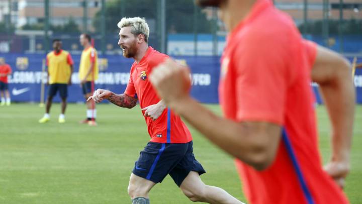 Messi reaparece con el equipo en el estreno de Alcácer