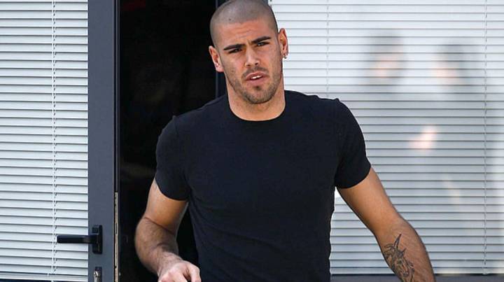 Víctor Valdés, procesado por falsificar su titulación náutica