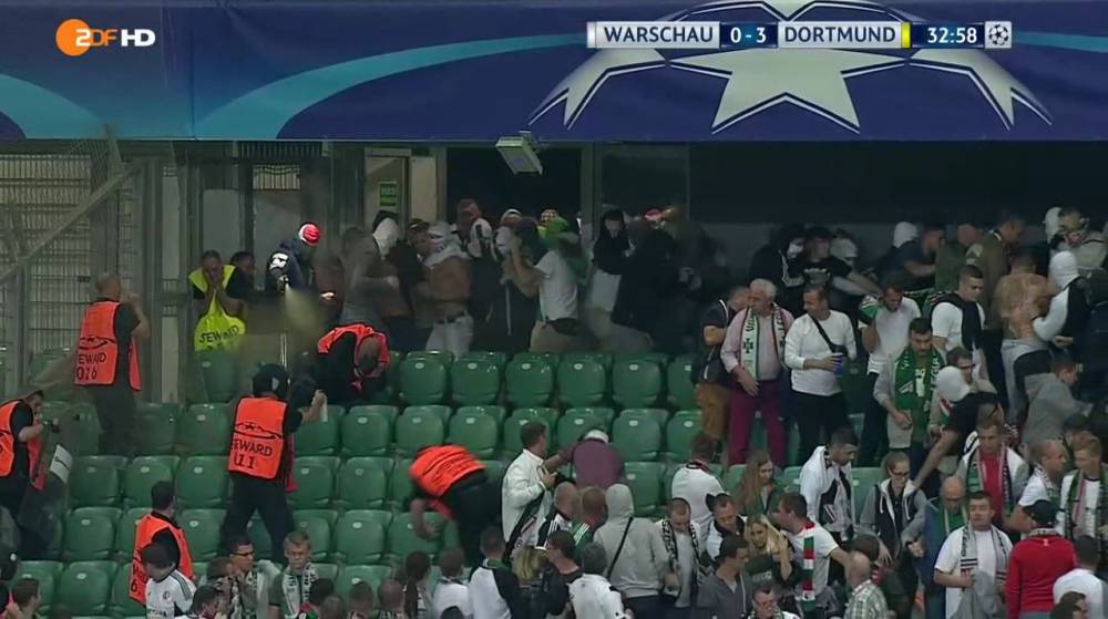 Ultras del Legia usan spray de pimienta contra los 'stewards'