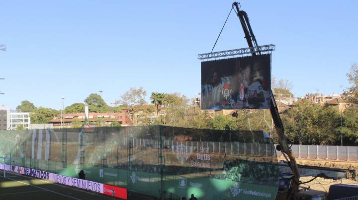 Betis hang their scoreboard from a crane