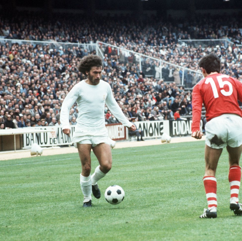 Paul Breitner. Paul Breitner jugó en el Real Madrid entre 1974 y 1977.