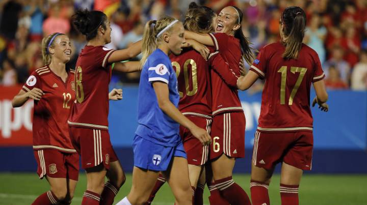 España vence a Finlandia y sella el pleno de victorias