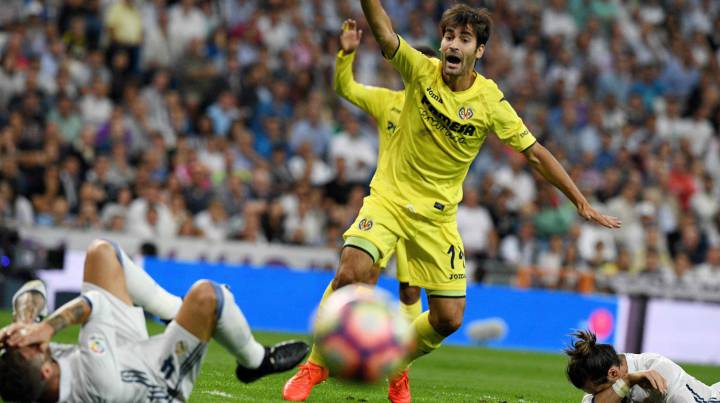 Penalti claro de Ramos por manos dentro del área
