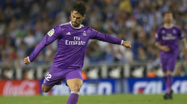 AC Milan set to lock horns with Manchester United over Isco