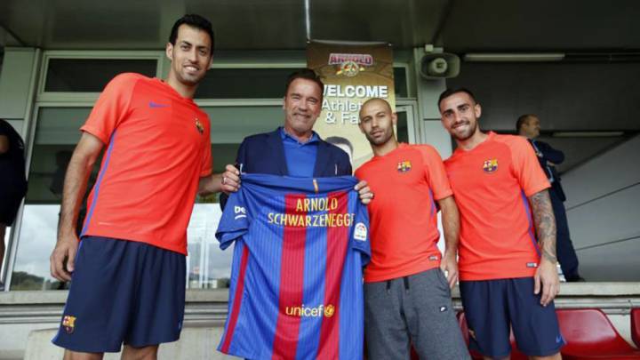 Arnold Schwarzenegger visita a los jugadores del FC Barcelona