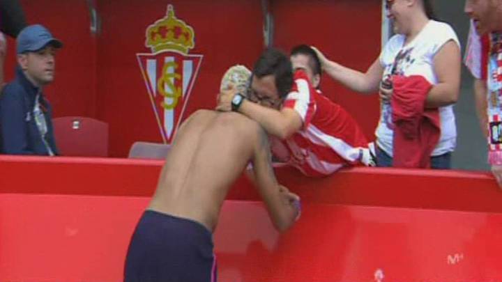 Neymar le regaló su camiseta a un aficionado discapacitado