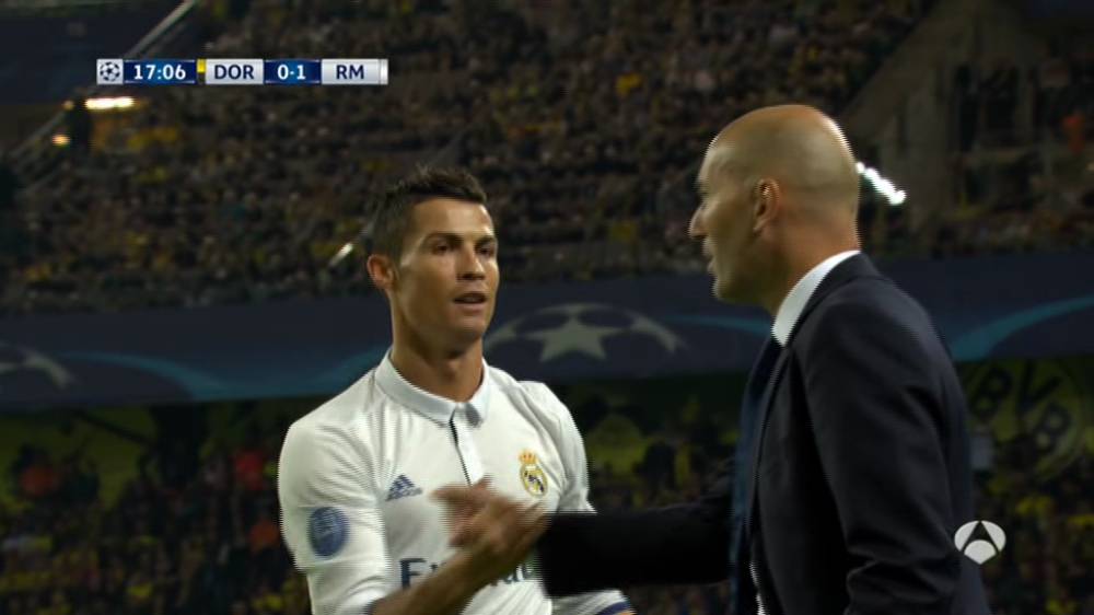 Abrazo entre Cristiano y Zidane tras marcar el 0-1