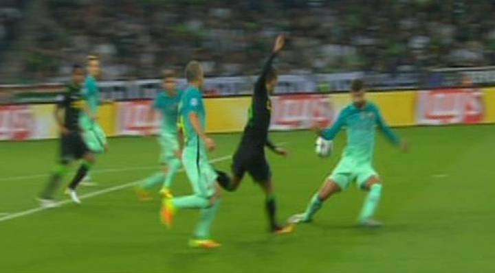 Piqué handball in the box, no penalty given