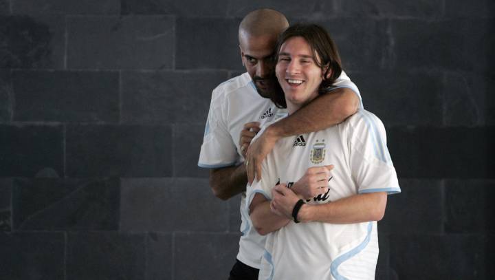 Verón confiesa qué hizo para que Messi se aprendiera el himno