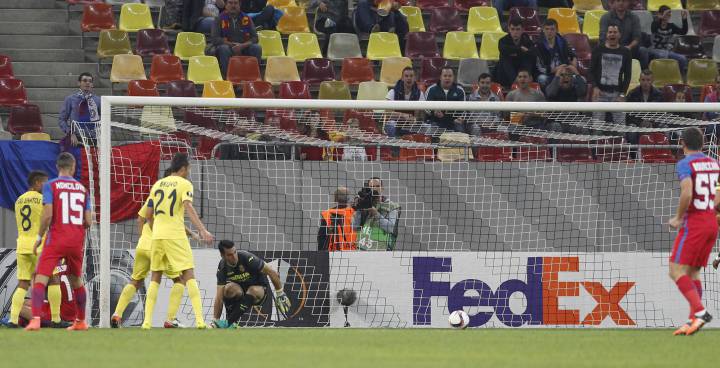 El portero Andrés Fernández frena a un Villarreal desganado