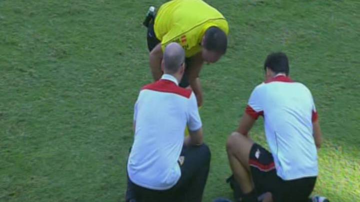 Árbitro en partido del Sevilla de Sampaoli tuvo que salir por lesión