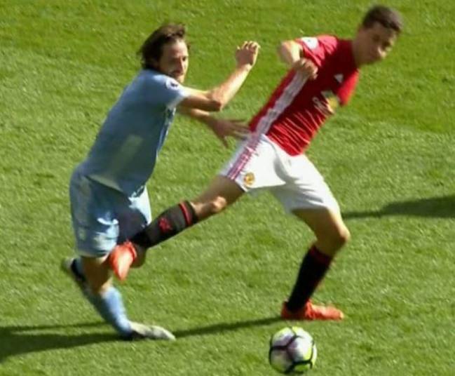La dura entrada de Ander Herrera a Joe Allen.