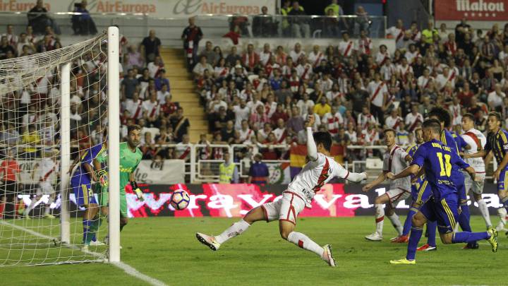 Vallecas dedicó una sonora pitada al venezolano, que firmó un gol y una asistencia ante el Cádiz. Atrás deja polémicas: "El club, el vestuario, Sandoval y yo lo zanjamos hace semanas".