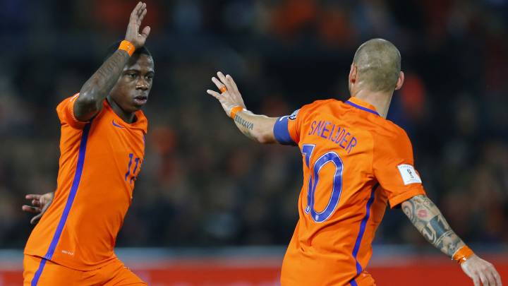 Promes lidera con un doblete a una Holanda que respira