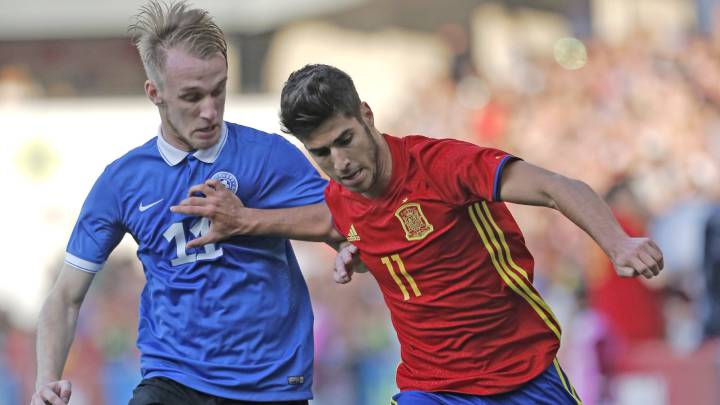 Laselección española sub 21 celebrando la goleada a Estonia