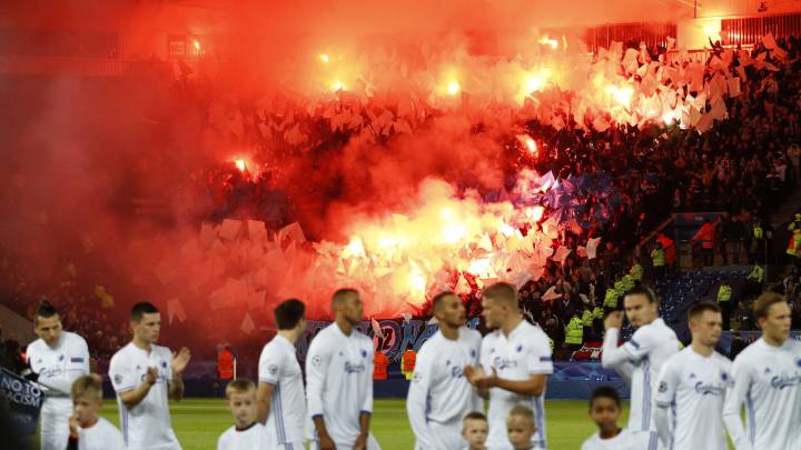 En el estadio del Leicester City se lanzaron bengalas por parte de los fans del Copenhague.