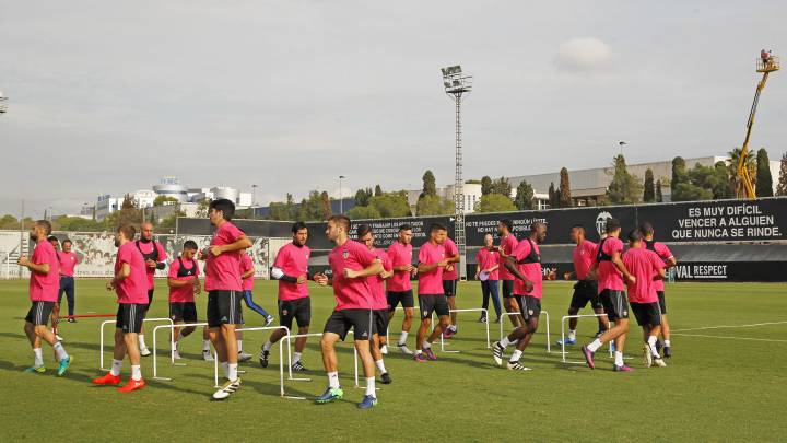 Valencia squad trains in pink for breast cancer awareness