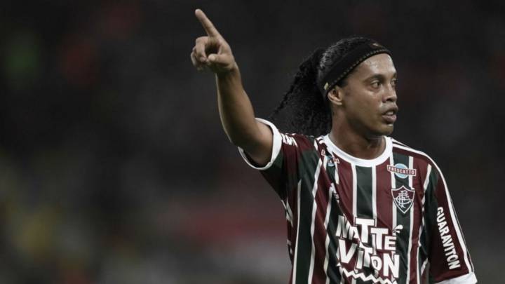 Ex-Barca Ronaldinho has three offers to return to football
