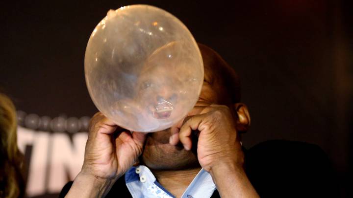 El Tino Asprilla presenta una nueva línea de preservativos