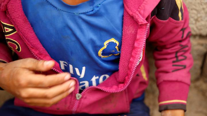 'Estado Islamico' obliga a un niño a arrancarse el escudo del Real